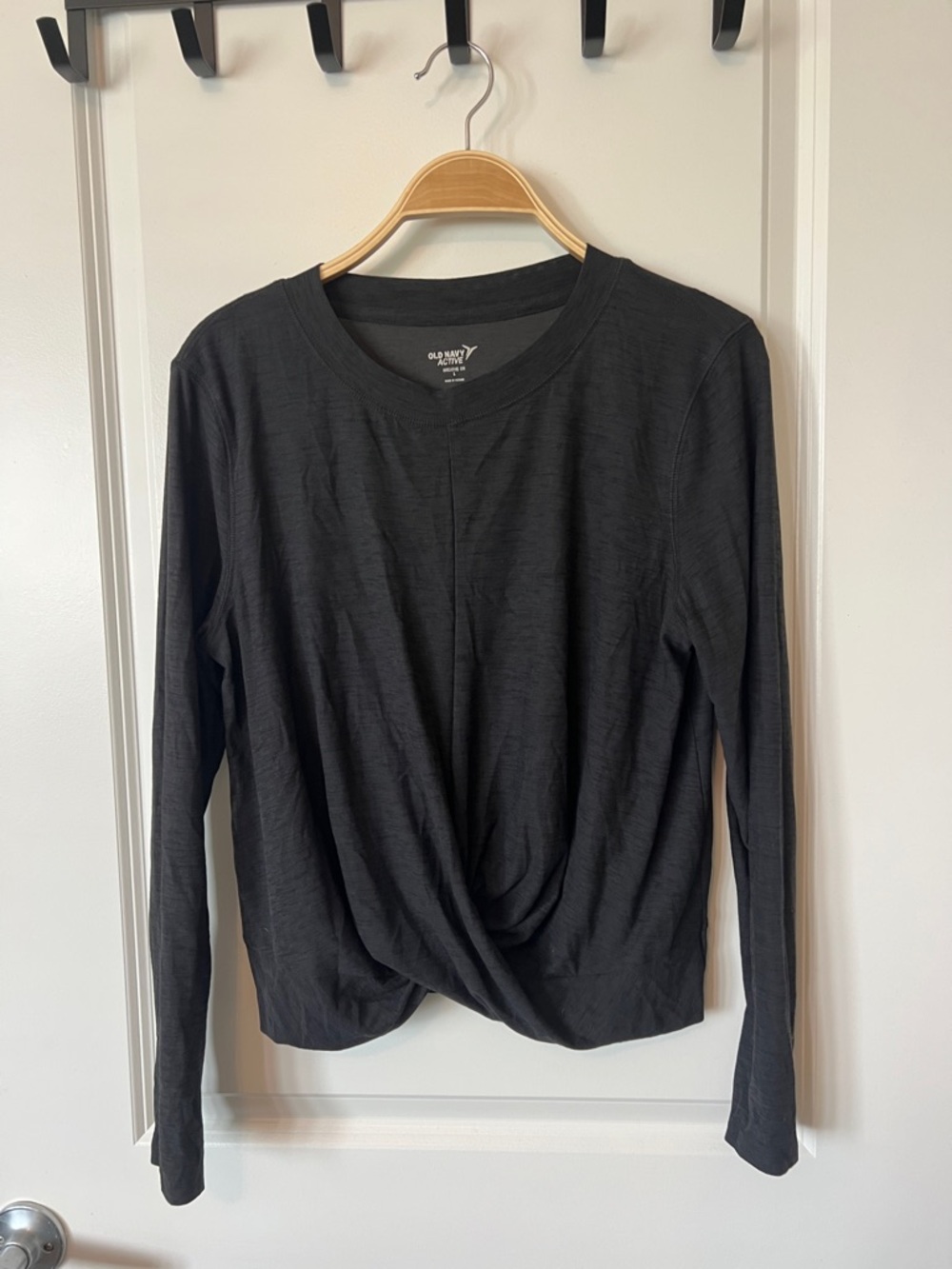 Old Navy Black Long Sleeve Twist-Hem Tee